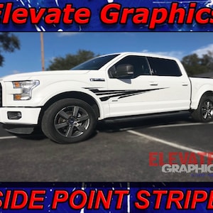 Puede incluir: Camioneta Ford F-150 blanca con rayas laterales negras. La camioneta está estacionada en una superficie pavimentada. La imagen incluye el texto "Elevate Graphics" y "Side Point Stripe".