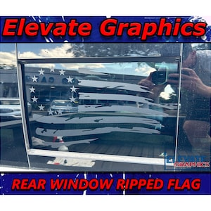 Peut inclure: Un autocollant de drapeau américain déchiré pour la lunette arrière, avec un fond blanc et des étoiles bleues. L'autocollant est sur une voiture noire. Le texte "REAR WINDOW RIPPED FLAG" est en bas de l'image.