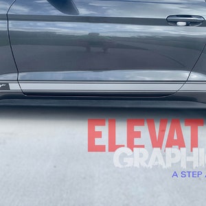 K&ouml;nnte beinhalten: Ein grauer Ford Mustang mit einem silbernen Rennstreifen an der Seite. Der Streifen hat einen grauen Umriss und ein kleines galoppierendes Pferdesymbol vorne. Das Auto steht auf einer grauen Betonfl&auml;che. Der Text "ELEVATE GRAPHICS A STEP ABOVE" ist in der unteren rechten Ecke des Bildes zu sehen.