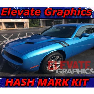 Könnte beinhalten: Ein blauer Dodge Challenger mit schwarzen Hashmark-Aufklebern an der Seite. Das Auto steht auf einem Parkplatz. Das Bild enthält den Text "Elevate Graphics" und "Hash Mark Kit".