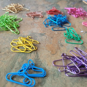 Conjunto de 5 cabides para roupas de casa de bonecas em miniatura, multicoloridos, azuis, cabides minúsculos, acessórios para casa de bonecas