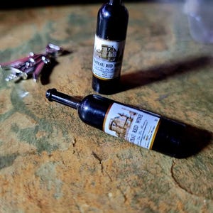 Miniature Wine Bottle & Glasses Set – Dollhouse Accessories, Fairy Garden Decor, Realistic Resin Drink Prop
