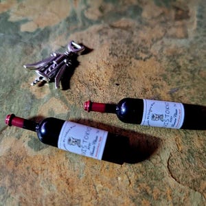 Miniature Wine Bottle & Glasses Set – Dollhouse Accessories, Fairy Garden Decor, Realistic Resin Drink Prop