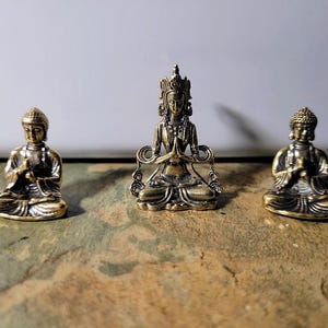 Brass Shakyamuni Buddha Statue – 2.8cm Miniature Zen Figurine, Pure Brass Desktop Decor, Mindfulness Gift, Holiday Ornament