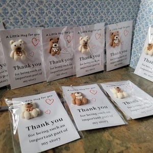 Danke Tasche Umarmung mit Teddybär Weiß oder Braun, Mini Komfort Geschenk, Umarmung in der Post, Wertschätzungs-Token, Letterbox Geschenk,
