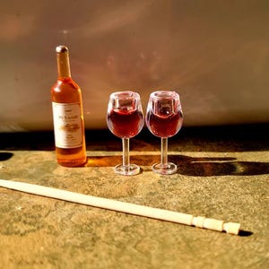 Miniature Wine Bottle & Glasses Set – Dollhouse Accessories, Fairy Garden Decor, Realistic Resin Drink Prop
