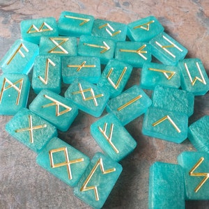 Handgefertigte Resin Runen Nordische Wikinger Futhark Holunder mit Alkohol Tinte & Mica Wicca, Pagan, Wahrsage-Werkzeug und Spiritualität