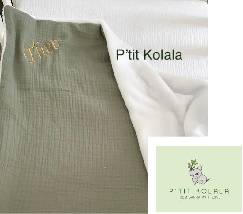 Op de afbeelding: Een groene en witte muslin babydeken met de tekst "Theo" geborduurd op de groene kant en "P'tit Kolala" gedrukt op de witte kant. De deken is dubbelgevouwen en de witte kant ligt bovenop. De merknaam "P'tit Kolala" is gedrukt op een groen blad met een koalabeer.
