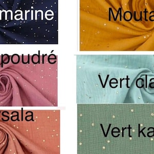 Op de afbeelding: Een verzameling stofstalen in verschillende kleuren, waaronder blauw, mosterd, roze, groen en bruin. Elk staal heeft een subtiele glans en kleine gouden stippen. De stalen zijn gelabeld met hun overeenkomstige kleuren in het Frans.