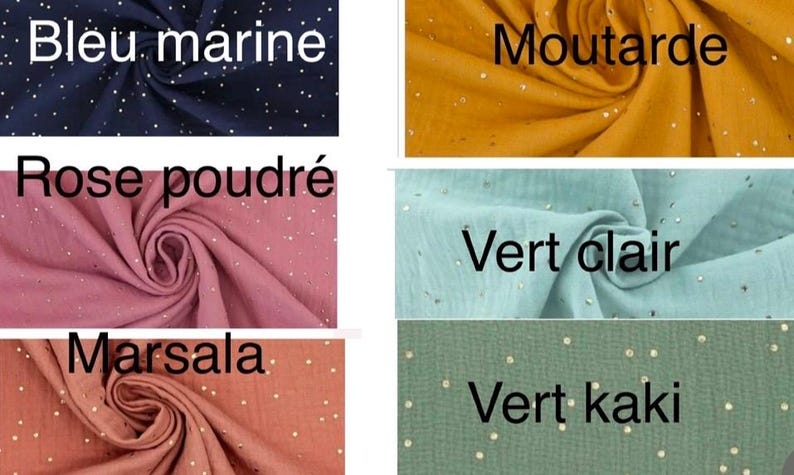 Op de afbeelding: Een verzameling stofstalen in verschillende kleuren, waaronder blauw, mosterd, roze, groen en bruin. Elk staal heeft een subtiele glans en kleine gouden stippen. De stalen zijn gelabeld met hun overeenkomstige kleuren in het Frans.