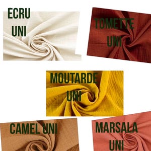 Op de afbeelding: Vijf stofstalen in verschillende kleuren: ecru, mosterd, camel, marsala en rood. Elk staal heeft het woord "UNI" erop.