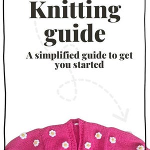 Puede incluir: Un cárdigan de punto rosa intenso adornado con aplicaciones de margaritas blancas. La imagen presenta el texto "Knitting guide" y "A simplified guide to get you started". La palabra "WOOLDROP" está en la parte superior.