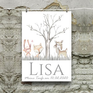Op de afbeelding: Een witte poster met een aquarel illustratie van bosdieren, waaronder een konijn, een vos en een hert, onder een kale boom. De naam "LISA" is grijs gedrukt, samen met de tekst "Meine Taufe am 10.02.2020". De poster hangt aan een waslijn.
