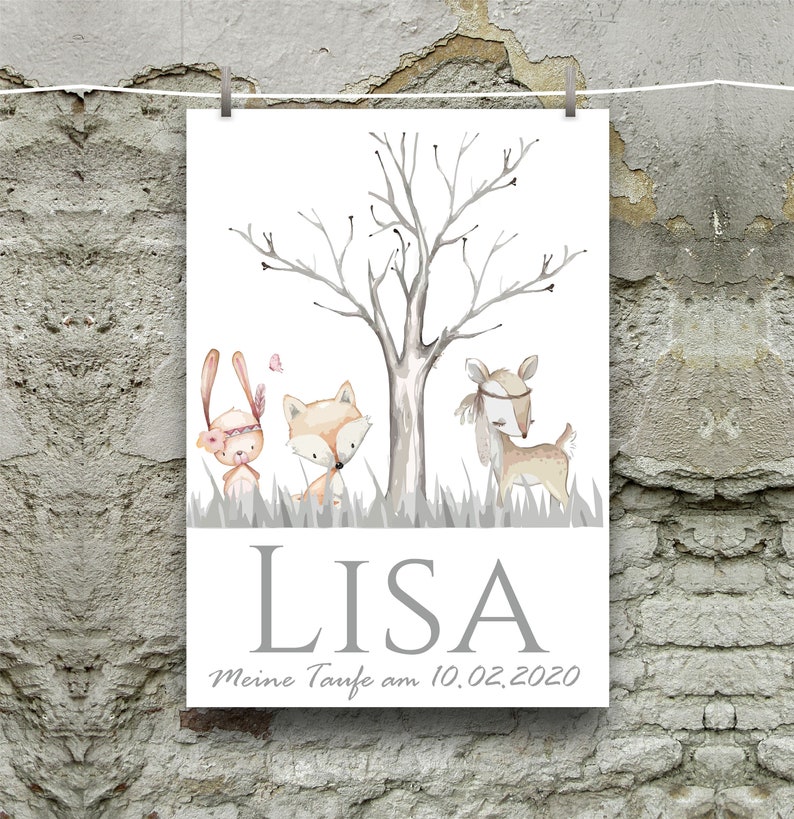 Op de afbeelding: Een witte poster met een aquarel illustratie van bosdieren, waaronder een konijn, een vos en een hert, onder een kale boom. De naam "LISA" is grijs gedrukt, samen met de tekst "Meine Taufe am 10.02.2020". De poster hangt aan een waslijn.