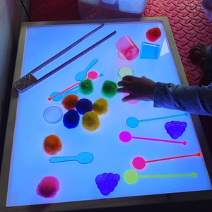 caja de luz Montessori, Mesa de luz Montessori, caja de luz niños, Leds RGBW, Blanco natural y 20 colores más, madera de pino macizo.