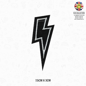 Op de afbeelding: Zwart-witte geborduurde strijkpatch in de vorm van een bliksem. De patch is 7,5 cm bij 3 cm.