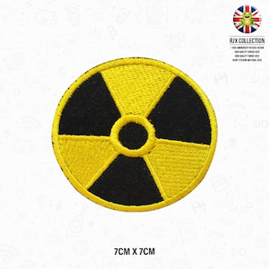 Könnte beinhalten: Gelber und schwarzer gestickter Bügelaufkleber mit einem Strahlungssymbol. Der Patch ist 7 cm x 7 cm groß.