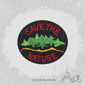Puede incluir: Parche bordado negro con una silueta de bosque verde y el texto "SAVE THE NATURE" en rojo. El parche mide 8,5 cm por 10 cm.