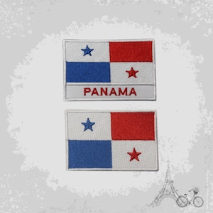 Pode incluir: Dois patches bordados da bandeira panamenha. A bandeira é branca com uma faixa azul no meio e uma faixa vermelha na parte superior. Há uma estrela branca na faixa azul e uma estrela vermelha na faixa vermelha. A palavra "PANAMA" está impressa em vermelho abaixo da bandeira superior.