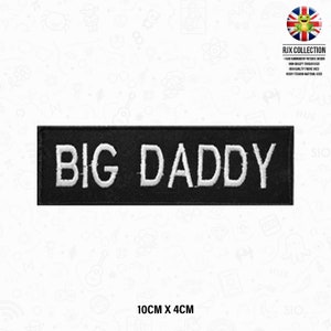 Può includere: Toppa rettangolare nera con le parole "BIG DADDY" ricamate in bianco. La toppa misura 10 cm x 4 cm. La toppa è della collezione RJX. Filo di alta qualità e materiale adesivo pesante utilizzato.