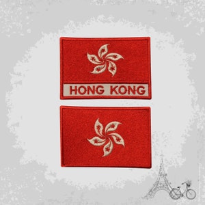 Puede incluir: Dos parches bordados con la bandera de Hong Kong. El parche superior tiene las palabras "HONG KONG" debajo de la bandera. El parche inferior solo tiene la bandera.