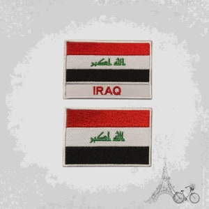 Può includere: Due toppe ricamate della bandiera irachena. La toppa superiore ha il testo "IRAQ" sotto la bandiera. La bandiera è rossa, bianca e nera con testo arabo verde.
