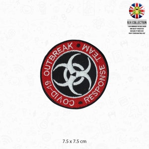 Puede incluir: Un parche bordado en rojo, blanco y negro con el texto "COVID-19 OUTBREAK RESPONSE TEAM". El parche presenta un símbolo de riesgo biológico en el centro.