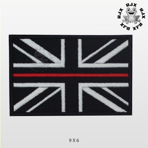 Pode incluir: Patch bordado em preto e branco da bandeira do Reino Unido com uma fina faixa vermelha no meio. O patch mede 9 polegadas por 6 polegadas.