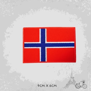 Könnte beinhalten: Ein gestickter Aufnäher der norwegischen Flagge in den Farben Rot, Weiß und Blau. Der Aufnäher ist 9 cm x 6 cm groß.