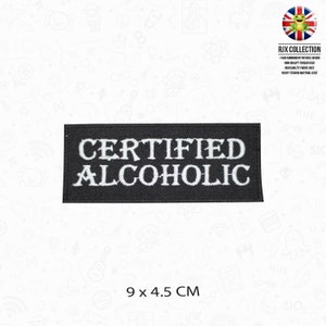 Pode incluir: Etiqueta de ferro bordada em preto e branco com o texto "CERTIFIED ALCOHOLIC" em letras brancas sobre fundo preto. A etiqueta mede 9 por 4,5 centímetros.