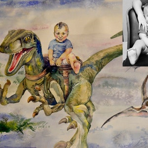 K&ouml;nnte beinhalten: Ein Aquarellbild eines kleinen Kindes, das auf einem gr&uuml;nen und braunen Dinosaurier reitet. Der Dinosaurier fliegt mit offenem Maul durch die Luft. Im Hintergrund befindet sich ein kleinerer fliegender Dinosaurier. Das Kind tr&auml;gt ein blaues Hemd und hat braunes Haar.