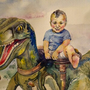 K&ouml;nnte beinhalten: Ein Aquarellbild eines kleinen Kindes, das auf einem gr&uuml;n-blauen Dinosaurier reitet. Das Kind tr&auml;gt ein blaues Hemd und hat einen gl&uuml;cklichen Gesichtsausdruck.