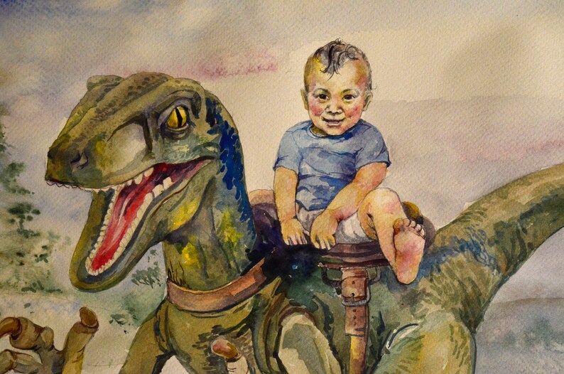 K&ouml;nnte beinhalten: Ein Aquarellbild eines kleinen Kindes, das auf einem gr&uuml;n-blauen Dinosaurier reitet. Das Kind tr&auml;gt ein blaues Hemd und hat einen gl&uuml;cklichen Gesichtsausdruck.