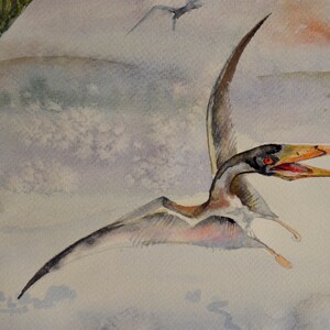 K&ouml;nnte beinhalten: Aquarellmalerei eines Pterodactylus, der mit offenem Schnabel fliegt, vor einem hellgrauen Hintergrund mit einem Hauch von Rosa in der oberen rechten Ecke.