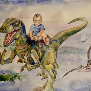 K&ouml;nnte beinhalten: Ein Aquarellbild eines kleinen Kindes, das auf einem gr&uuml;nen Dinosaurier mit Sattel reitet. Der Dinosaurier fliegt mit offenem Maul durch die Luft. Im Hintergrund sind weitere fliegende Dinosaurier zu sehen.
