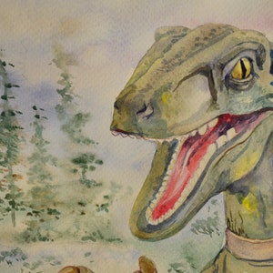 K&ouml;nnte beinhalten: Aquarellmalerei eines gr&uuml;nen Dinosauriers mit offenem Maul und einem gelben Auge. Der Dinosaurier befindet sich in einer Waldlandschaft mit gr&uuml;nen B&auml;umen im Hintergrund.