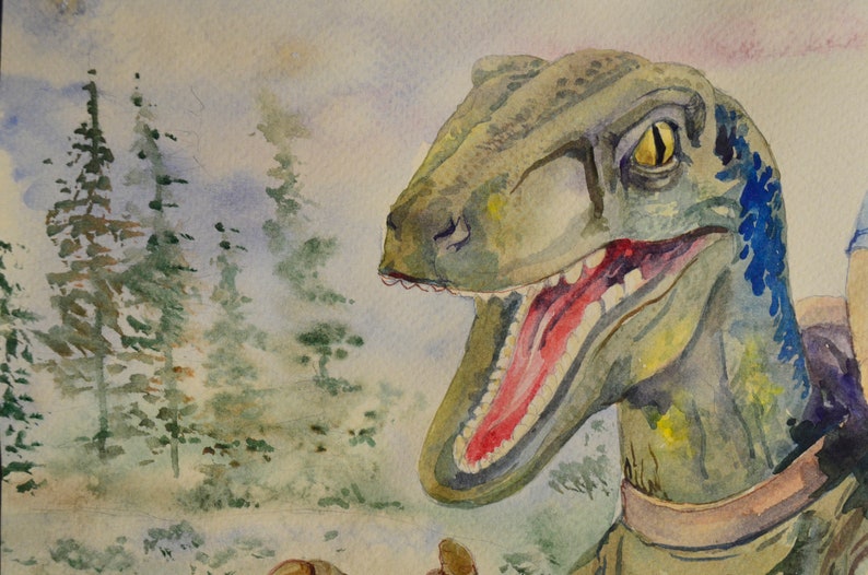 K&ouml;nnte beinhalten: Aquarellmalerei eines gr&uuml;nen Dinosauriers mit offenem Maul und einem gelben Auge. Der Dinosaurier befindet sich in einer Waldlandschaft mit gr&uuml;nen B&auml;umen im Hintergrund.