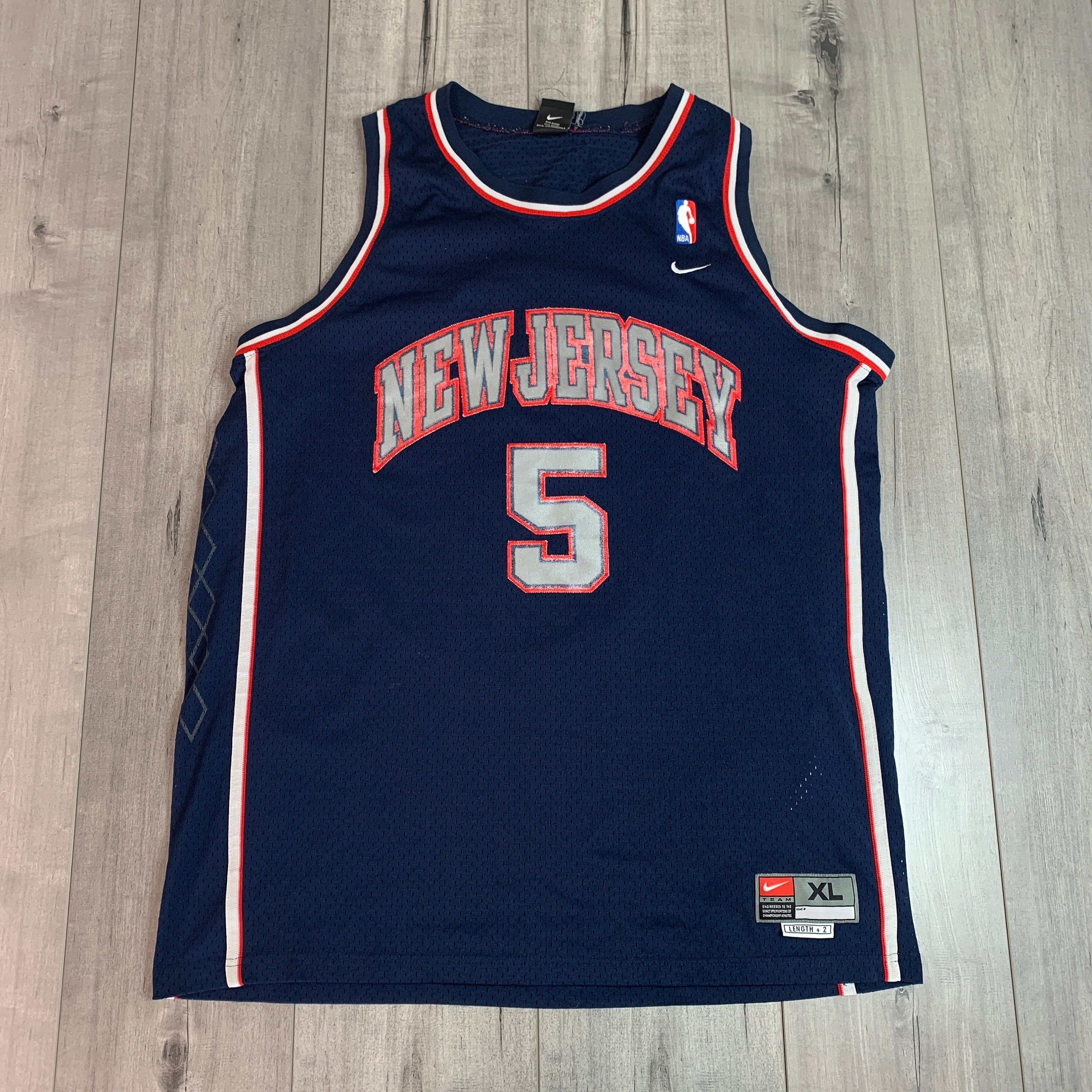 Áo thể thao Jason Kidd New Jersey Nets Nike sẽ khiến bạn chú ý đến sự kết hợp hoàn hảo giữa phong cách và chất lượng của thương hiệu Nike. Với kiểu dáng đẹp và cảm giác thoải mái, bạn sẽ luôn tự tin khi mặc áo này.