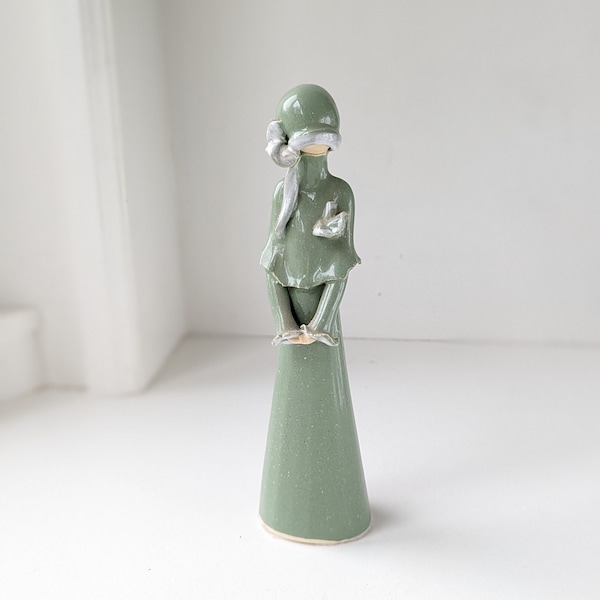 vintage Louise Auger Lady Figurine- 8.5", Fait à la main au Canada, Signé