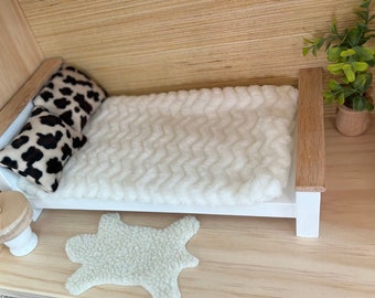 Cama Queen para casa de muñecas / 3 tamaños disponibles / Resistente / Madera / Madera de primera calidad / Edredón blanco / Almohadas con estampado de guepardo / Muebles para casa de muñecas