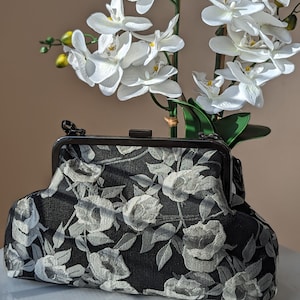 Bolso de mujer en color negro y gris. Cartera de mano con estampado floral. Bolso con asa y cierre de cremallera. Exquisito bolso de mano en jacquard. Estilo retro. Marco de metal en la parte superior.
