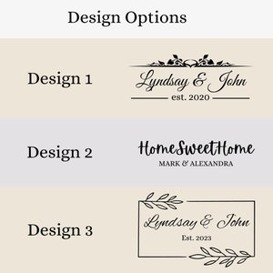 Może przedstawiać: Obraz prezentujący trzy opcje projektu dla spersonalizowanego tekstu. Projekt 1 zawiera "Lyndsay & John est. 2020" z kwiatowymi akcentami. Projekt 2 m&oacute;wi "Home Sweet Home" z "MARK & ALEXANDRA". Projekt 3 prezentuje "Lyndsay & John Est. 2023" w ramce.