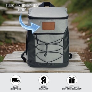 Pode incluir: Mochila t&eacute;rmica cinza e preta com um remendo de couro marrom na frente. O texto "YOUR CUSTOMIZATION HERE" est&aacute; no topo da imagem. A mochila tem um fecho de cord&atilde;o e al&ccedil;as ajust&aacute;veis.