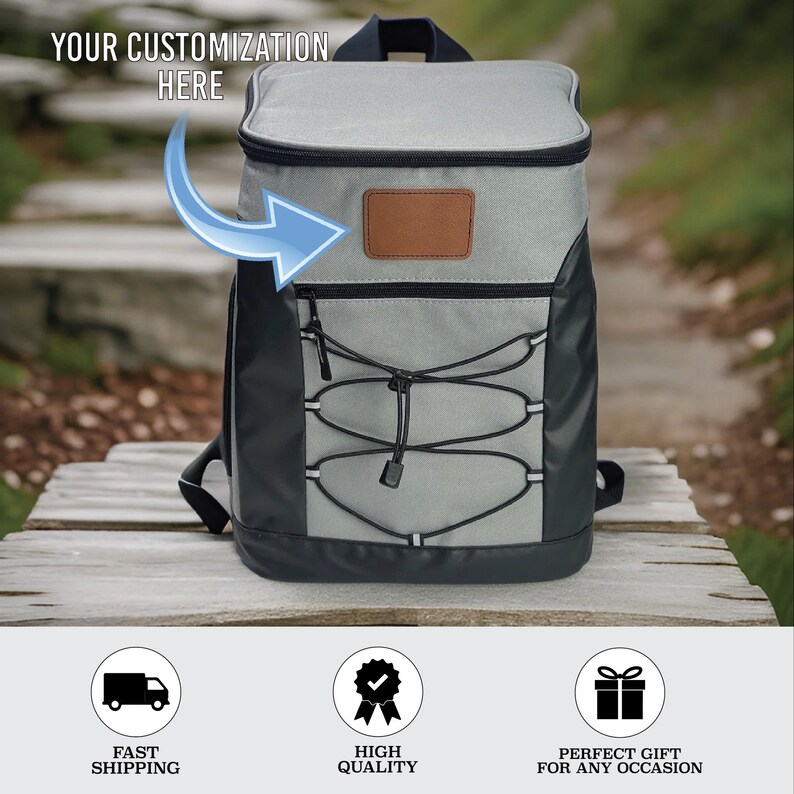 Pode incluir: Mochila t&eacute;rmica cinza e preta com um remendo de couro marrom na frente. O texto "YOUR CUSTOMIZATION HERE" est&aacute; no topo da imagem. A mochila tem um fecho de cord&atilde;o e al&ccedil;as ajust&aacute;veis.