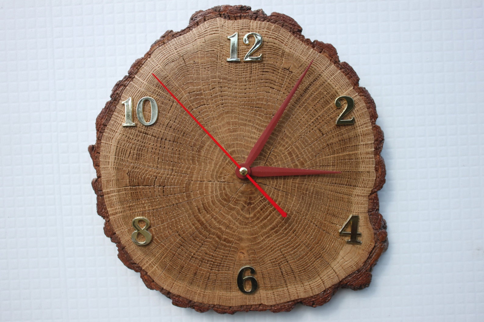 Часы из дуба настенные с черным стрелками. Часы из дуба. Часы дубовые. Часы дубовые. Часы из дуба настенные с черным стрелками.