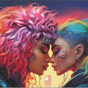 Op de afbeelding: Twee mensen met felgekleurd haar staan ​​naast elkaar, hun voorhoofden raken elkaar. De persoon links heeft roze en geel haar, en de persoon rechts heeft blauw en groen haar. Ze kijken elkaar allebei aan met een zachte uitdrukking.