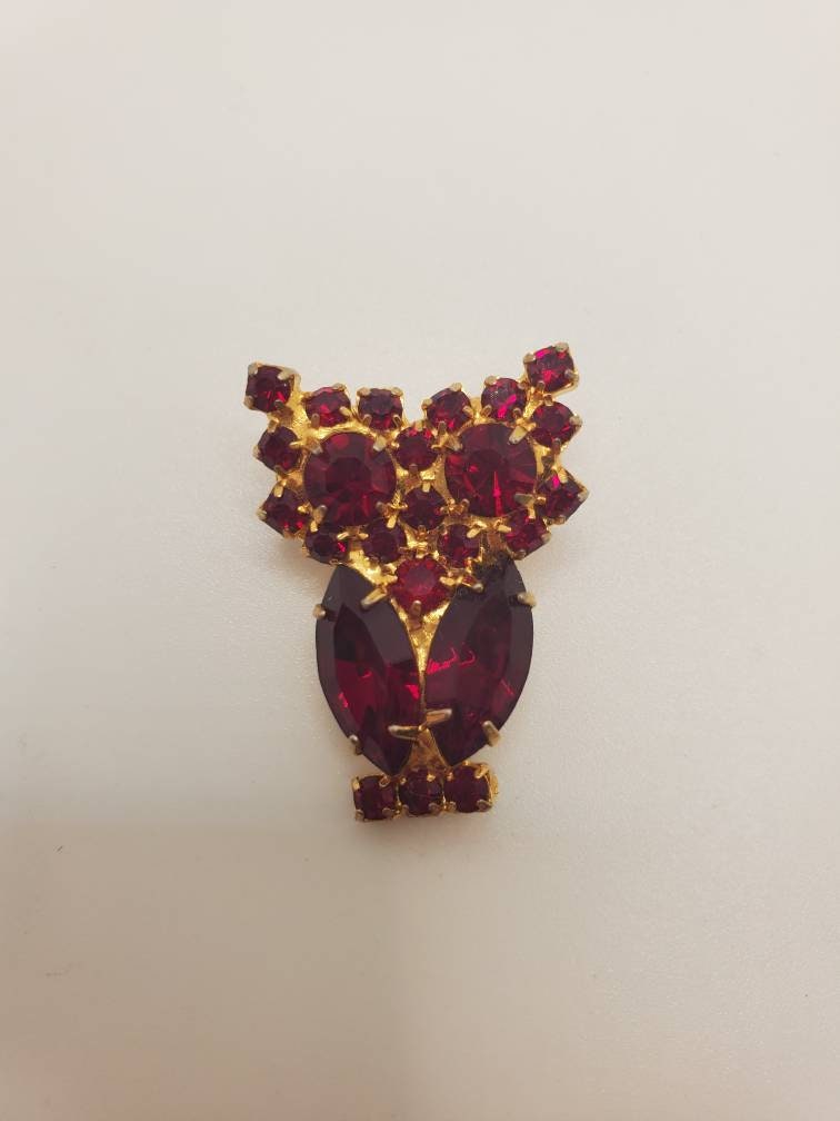 Vintage Red rhinestone owl brooch in gold tone petite #405