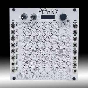 Può includere: Sintetizzatore di musica elettronica bianco con la scritta "Plinky" e vari simboli e manopole. Il sintetizzatore ha più ingressi e uscite e uno schermo al centro. Il design è minimalista con grafica in bianco e nero.