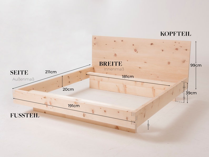 K&ouml;nnte beinhalten: Ein Holzbettgestell mit Ma&szlig;en in Zentimetern. Der Rahmen besteht aus Naturholz in hellbrauner Farbe. Das Kopfteil ist 39 cm hoch und 99 cm breit. Das Fu&szlig;teil ist 20 cm hoch. Das Bettgestell ist 191 cm lang und 181 cm breit.