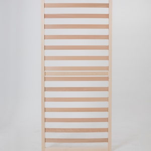 K&ouml;nnte beinhalten: Ein Lattenrost aus Holz mit nat&uuml;rlicher Oberfl&auml;che. Der Rahmen ist aus massivem Holz und hat eine rechteckige Form.